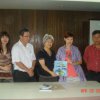 Ahli Majlis Pn Tan Cheai Peng menyampaikan buku panduan LA21 kepada YB Pn Chong Eng selepas perasmian seminar penjagaan keselamatan diri pada 26-4-2009